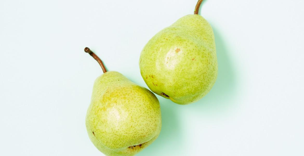 Two pears lie next to each other